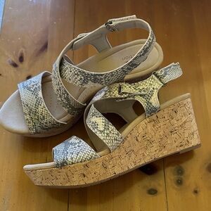 Clarks Women's Rose Way Wedge Sandal Beige Metallic size 11 NWT